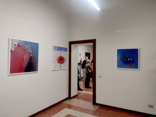 Carlo Olper nello studio: Opere "Eruzione" "Orizzonte" "Microcosmo" esposte alla mostra Visual Persuasion - 2024 - Independent Artists Gallery - Villa Brentano - Busto Garolfo - Milano