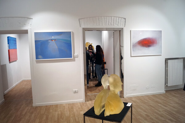 Carlo Olper nello studio: Opere "Orizzonte"  e "Nuvola Rossa" esposte alla mostra Connections 2 - 2024 - MZ Gallery Via Maroncelli MIlano
