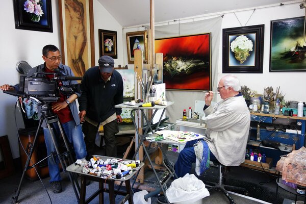 Alain Brunet "Tenurb-Géneau" in de studio: Reportage TV à l'atelier,par les journalistes de la chaine CCTV 9 (Pékin )