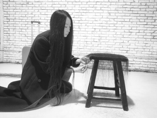 Kaixuan Feng im Studio: En train de travailler sur une oeuvre d'installation dans mon atelier à Tianjin en Chine pour une exposition au Musée TAFA en 2022