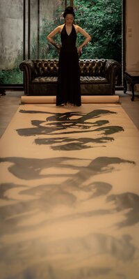 Kaixuan Feng im Studio: En cours d'entrainement pour la série "Cheveux d'Encre-AMOUR" dans mon atelier à Lille en France en 2023