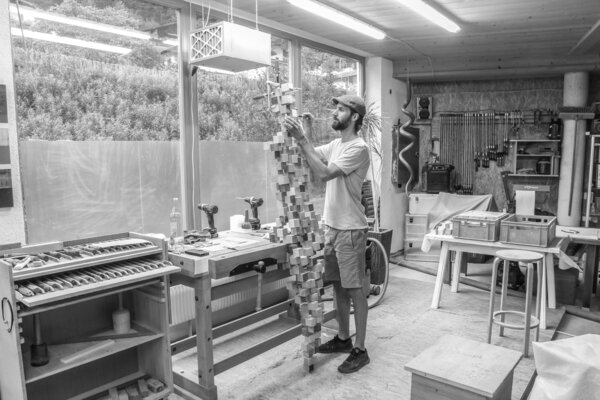 Manfred Hellweger in the Studio: work in progress human cubes 162