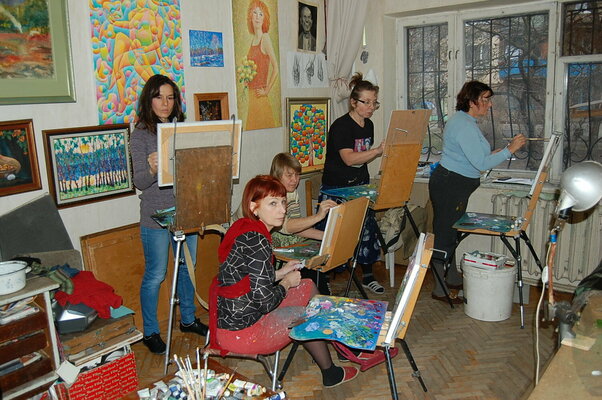 Aleksandr Breskin nello studio: Classes in my studio. My students paint still life.