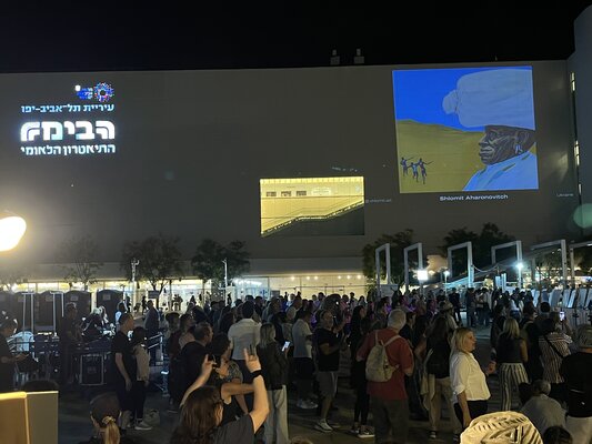 Shlomit Aharonovitch im Studio: Presentation of my artworks on the facade of Habima National Theater, Tel Aviv, Israel