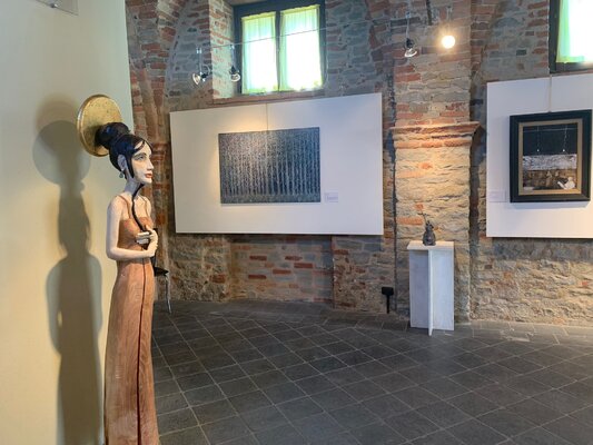 Antonio Presti in de studio: Mostra collettiva di artisti internazionali presso la ex Chiesa dei Battuti a BOSSOLASCO (Cuneo) fino al 4 settembre 2022