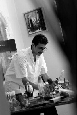 Anas Bouanani in de studio: Anas Bouanani dans son atelier à Azemmour - Maroc - Photo: Mostapha Romli 2010