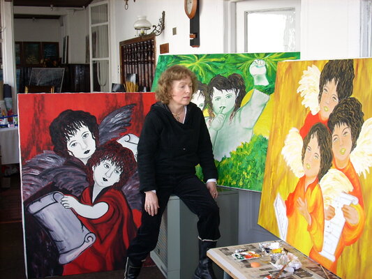 Estela Del Valle Mañez in de studio: En su taller la Pintora nos muestra varias pinturas de "ANGELES", los cuales han sido muy importantes en su vida. Estos se presentan en diferentes acciones y colores muy significativos-