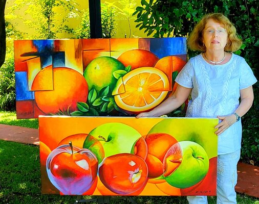 Estela Del Valle Mañez in de studio: "JARRONES EN GEOETRIA I"  y "JARRONES EN GEOMETRIA II",  Mucho COLOR y una fuerte linea geometrica en su dibujo
