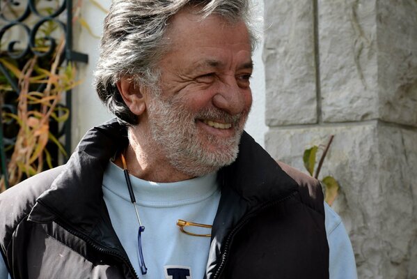 Tim Madeira in de studio: Tim painting at his studio.