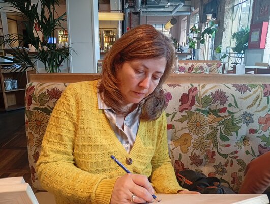 Lourdes Ral in de studio: Con un matcha avena, mis lápices en un café de Barcelona, en Abril