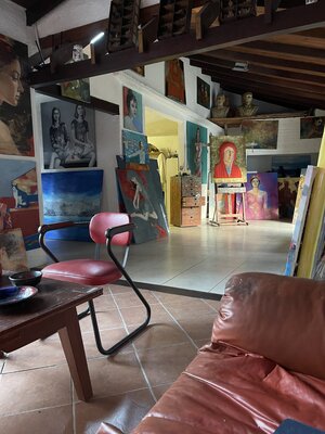 martha escondeur nello studio: Comparto mi mundo,las largas horas que paso aquí no se sienten. Muchas veces como en esta foto, realizando un encargue para un cliente, pero todo es disfrutable.