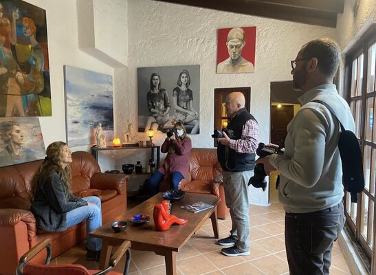 martha escondeur nello studio: Mi taller es lugar de reunión permanente de artistas y amigos, y de buenas y largas conversaciones de arte