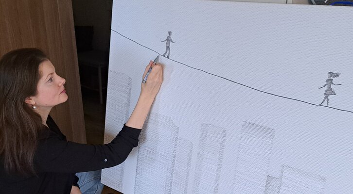 Painter Coded nello studio: The final touches on 'Over the City #1'.