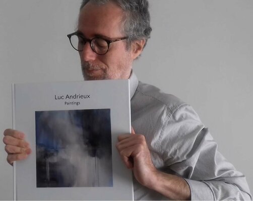 Luc Andrieux im Studio: Fier de tenir entre mes mains ce premier book !