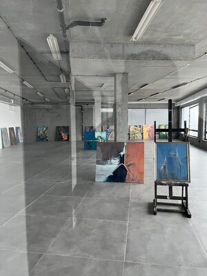 Kamila Sitak nello studio: looking through the entry door