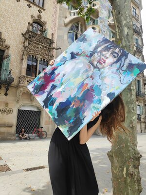 Anna Dart im Studio: Anna Dart with her favorite "California" painting with Casa Battlò by Antoni Gaudí at the background