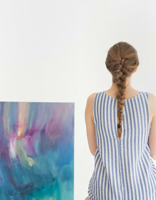 Anna Dart im Studio: Anna Dart with the original dazzling painting from the serie The Verb I am