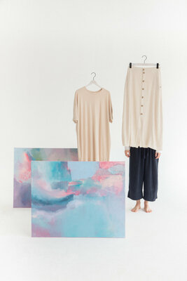 Anna Dart im Studio: Anna Dart with the original painting from the serie The Verb I am