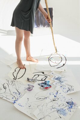 Anna Dart im Studio: Anna Dart’s live performance. Rain, watercolour and dreams all over the floor