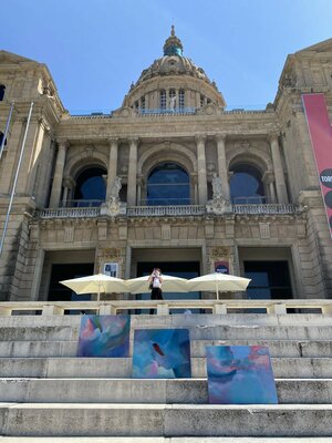 Anna Dart im Studio: The Verb I am, seen from the steps leading to the National Museum of Catalan Art, Barcelona