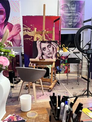 Karin Doering nello studio: Kunst entsteht nicht im perfekten Moment. Sondern mitten im Prozess.