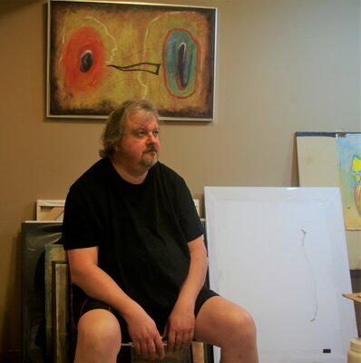 Vladimir Kolosov nello studio: In studio, looking at work in progress.