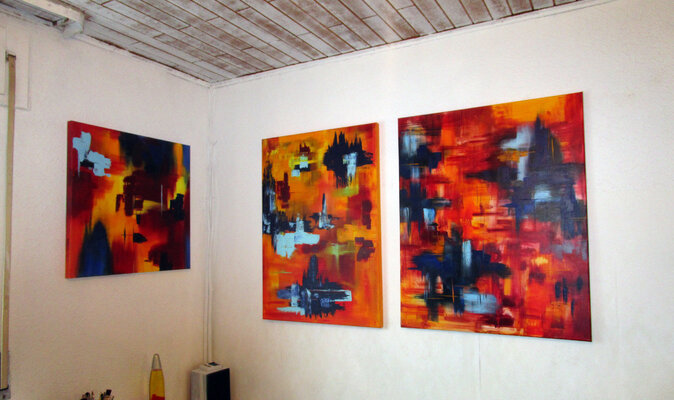 Kerstin Franz en el estudio: Hängung in unserem #atelierbernbach