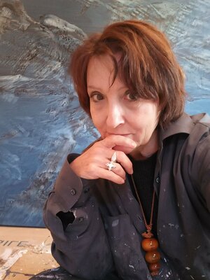 Odile CARITEAU en el estudio: Dans l'atelier en 2022. En arrière plan, le tableau figurant sur la vidéo