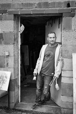 Christian Büffel nello studio: Christian Büffel vor seinem Atelier