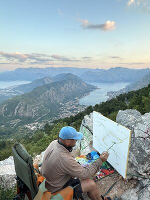 Andrey Chebotaru nello studio: A plein air painting session in Montenegro, in the mountain village of Njeguši.