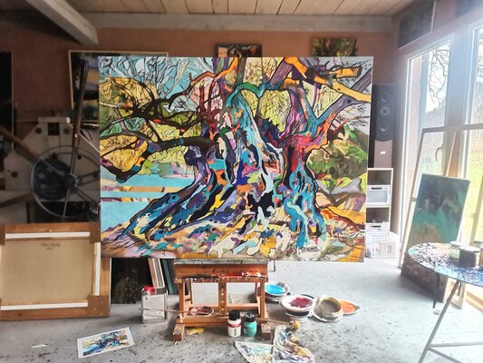 Matthias Bargholz in de studio: Arbeit am Bild "Großer Oliovenbaum II"...