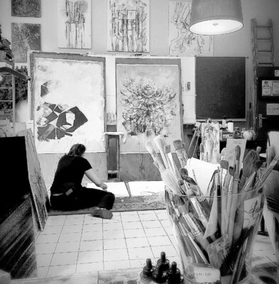 Netka Croonenborghs in de studio: Atelier Netka - hard at work on several paintings at the same time!