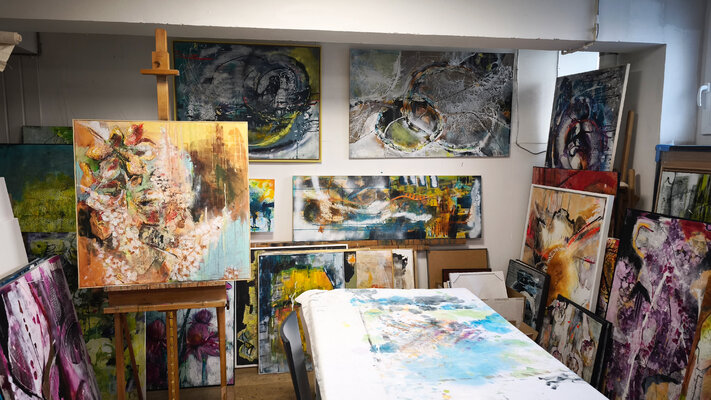 Birgit Günther nello studio: Kreatives Arbeiten