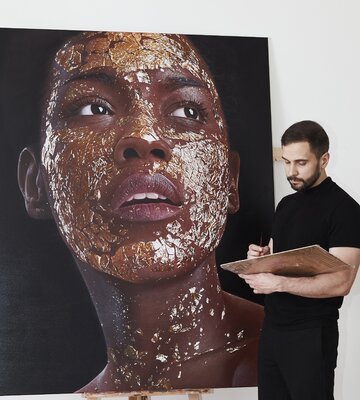 Sergey Piskunov nello studio: Working on Golden mask painting, 2023