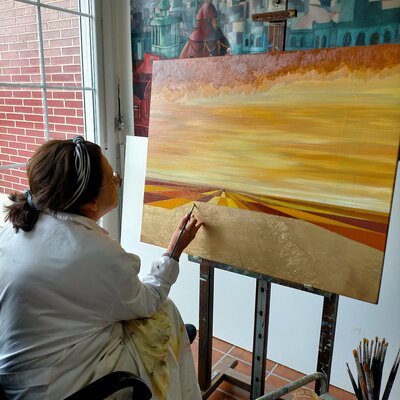 Marietta Negueruela in the Studio: Marietta Negueruela pintando un paisaje geométrico.