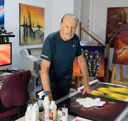 Bruce Peebles nello studio: In the studio surrounded by a few recent artworks including some mixed media and artworks from the Primordial Landscapes series.
