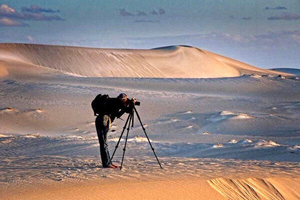 Bruce Peebles nello studio: Getting up before dawn to climb the massive sand dunes at Fowler Bay, South Australia, is all part of my studio work. This climb resulted in more inspiration for some upcoming artworks.