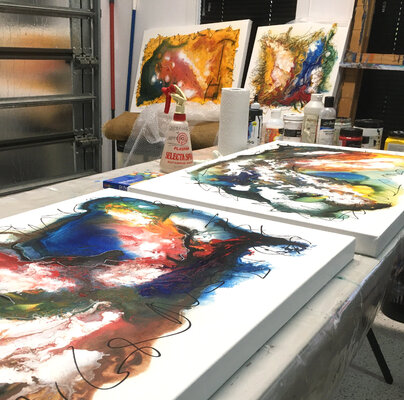 Bruce Peebles nello studio: Working on the Central Australia Experience series. Artworks shown are Billabong Edge, Billabong Flow, Desert Range and Desert Wind, all available through Singulart.