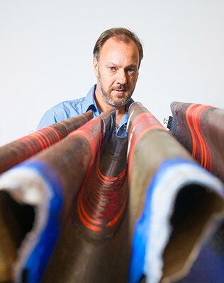 Malcolm Koch in de studio: Observing the paint flow by tracing along the canvas shape