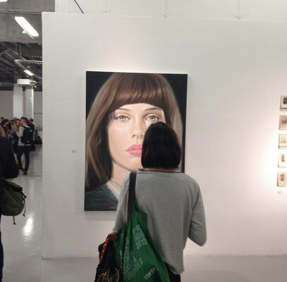 Sarah McGinity in de studio