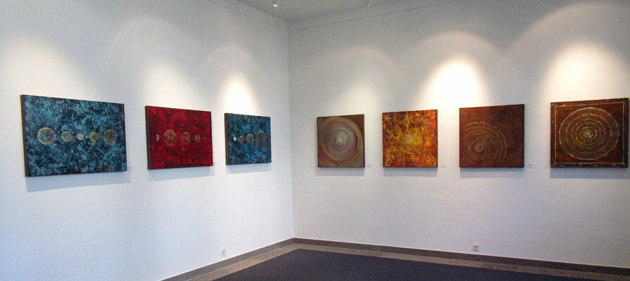 Jörg "Yogi" Schäfer in de studio: Hängung in der Ausstellung "Neue Impulse" - Museum Gelnhausen - Sept. -  Okt. 2021 - Bilder ddie im Rahmen des Stipendiums entstanden.