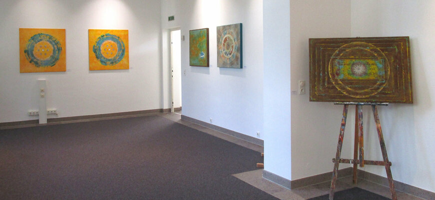Jörg "Yogi" Schäfer in de studio: Hängung in der Ausstellung "Neue Impulse" - Museum Gelnhausen - Sept. -  Okt. 2021 - Bilder ddie im Rahmen des Stipendiums entstanden.