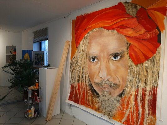 Dagmar Ridky nello studio: Atelier Dagmar Ridky, Gemälde von einem indischen Asketen 200 x 200cm vor der Rahmung/2021