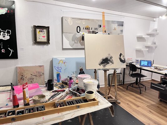 Mina Ilic dans le studio