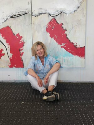 Claudia Seiler in the Studio: The artist in front of her artwork "Brandenburger Tor."