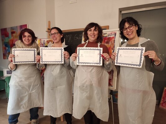 Carla Pistola nello studio: il momento degli attestati per aver concluso il corso di pittura intuitiva che tengo nel mio studio