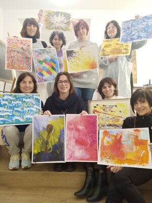 Carla Pistola nello studio: Immagini dei lavori realizzati dalle ragazze che hanno frequentato il corso di pittura Intuitiva che tengo nel mio studio