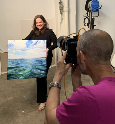 Sandra Gebhardt-Höpfner nello studio: In the studio with a sold painting with my prominent photographer friend Enver Hirsch.