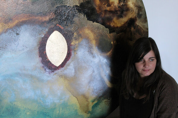 Aurembiaix Sabate in the Studio: En mi taller con la obra "Alquimia".