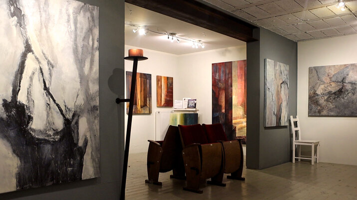 Petra Knauer in de studio: Die Galerie Pe&Pe gehört zum Atelier. - Galerie Pe&Pe is part of the studio. My husband Peter Knauer and I exhibit here together.